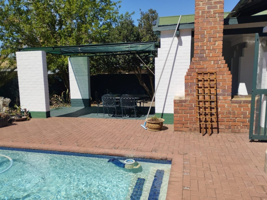 To Let 5 Bedroom Property for Rent in Waverley Free State